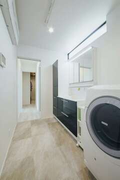 「洗う」「干す」「片付ける」がスムーズな洗濯動線。奥にはウォークインクローゼットを配置している