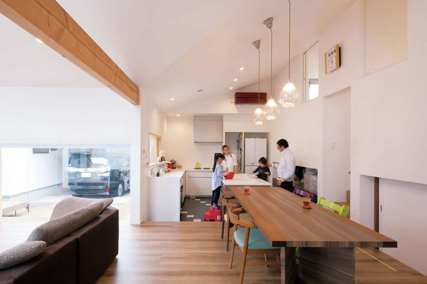 MABUCHI【デザイン住宅、建築家、ガレージ】L字型のキッチンをフロアダウンさせ、ダイニングテーブルと同じ高さに。中庭を眺めながら楽しくクッキング！