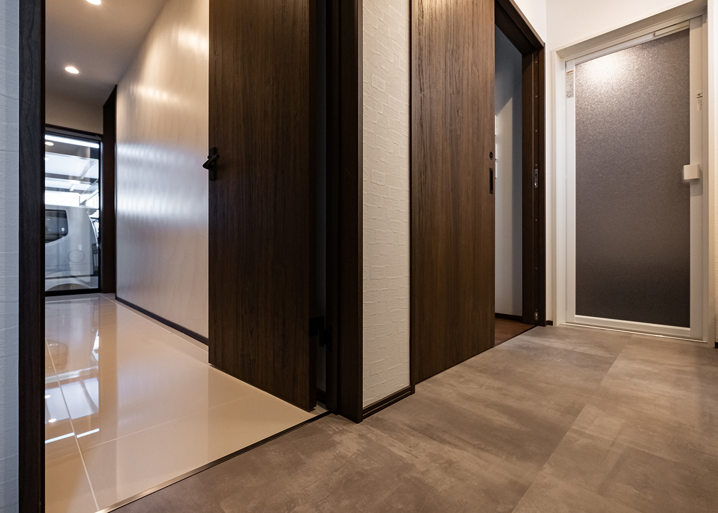 -delphi- デルフィ（藤井建築事務所） 【デザイン住宅、高級住宅、建築家】玄関からの回遊動線