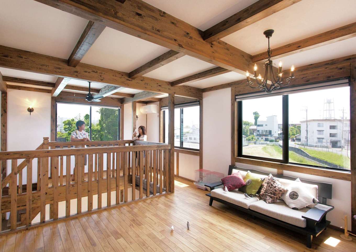 サイエンスホーム【1000万円台、デザイン住宅、自然素材】1階も2階も窓を大きくし、外と中の一体感が生まれるよう設計。特に2階フリースペースからの眺めは最高だ。標準仕様の外張り断熱が効いているので、窓が大きくても暑さ、寒さが気にならない