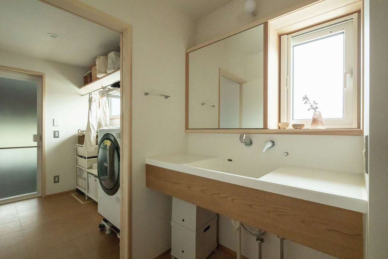 石牧建築【子育て、収納力、自然素材】シンプルで使い勝手の良い水回り動線。1階にファミリークローゼットを作っているため、片付け動線もスムーズ