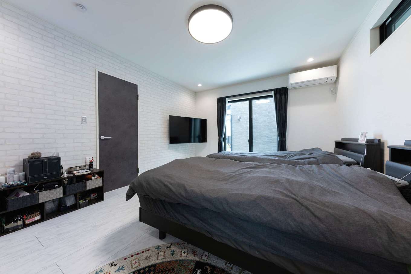 サンワ開発【デザイン住宅、収納力、ガレージ】ご夫婦の寝室も、ホワイトベースでまとめた。右手には3畳のウォークインクローゼットを配置。さらにピロティへの出入り口が用意されている