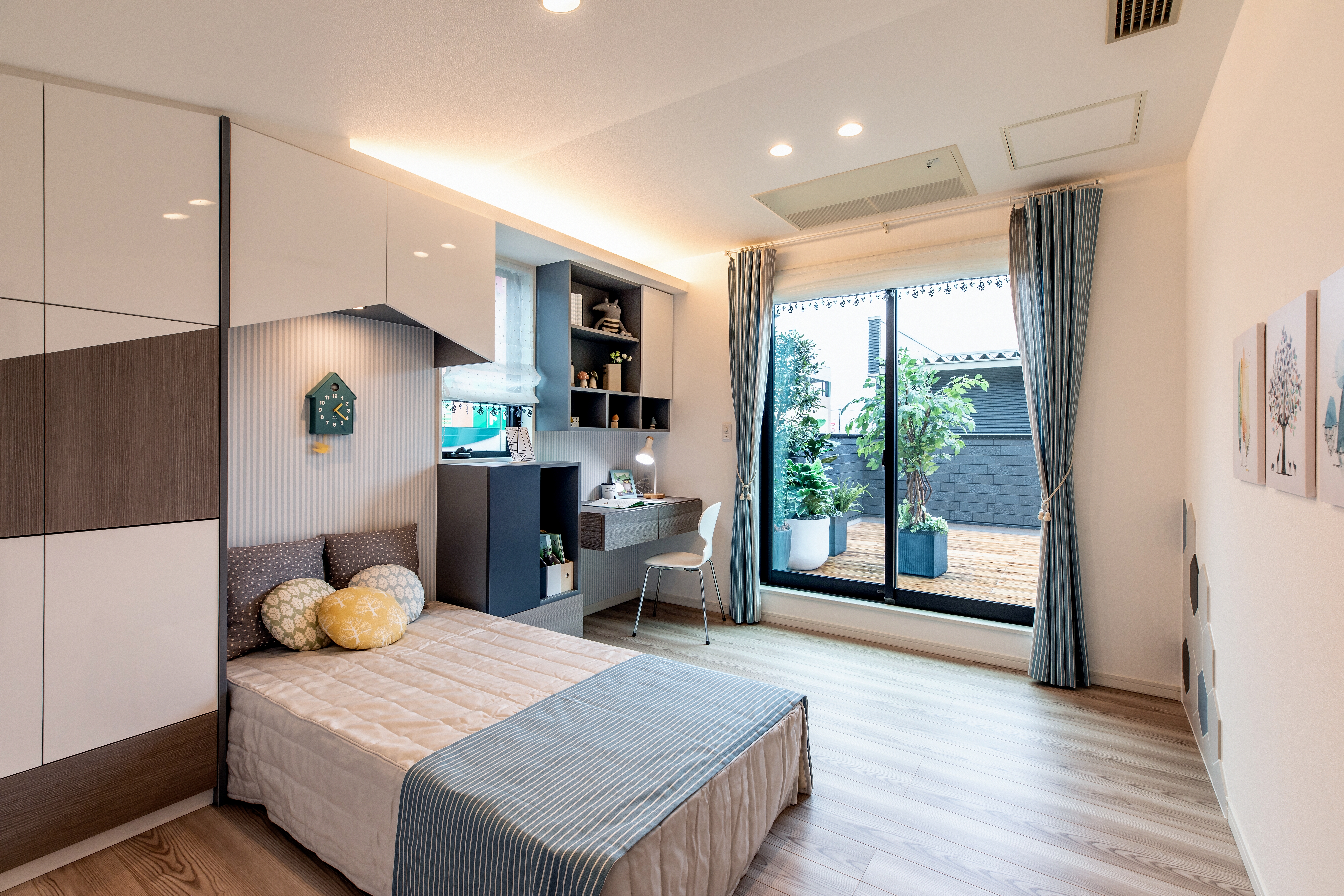 コンチネンタルホーム｜広々とした子ども部屋。明るい自然光が差し込み、スタディスペースが設けられた快適な学習環境。