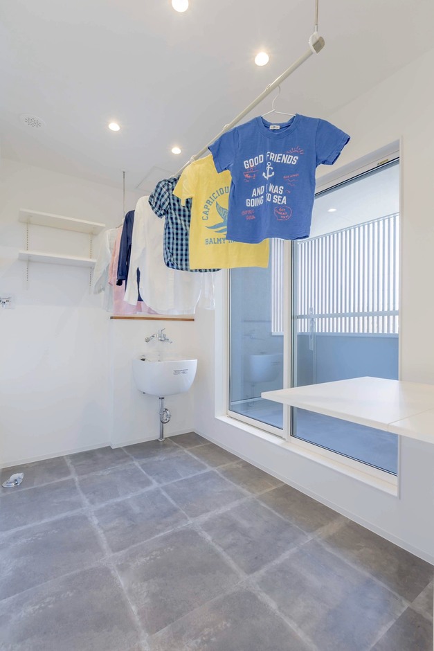 ランドリーを2階のバルコニーに隣接させたことで、洗う・干すの作業がコンパクトに。また、1階のリビング前に洗濯物を干さずに済むので、リビングからの景色を美しく保てるメリットも