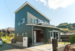 外壁はモスグリーン色のガルバニウム鋼板。基礎から軒天までの1枚貼りで施工しているため綺麗な仕上がりに