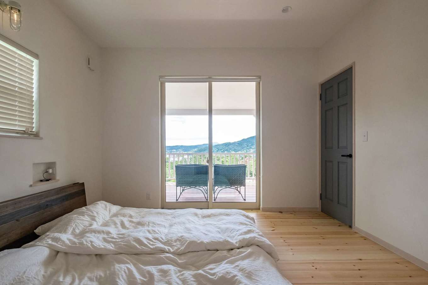 富士ホームズデザイン【デザイン住宅、趣味、平屋】寝室にもさわやかな眺め。清々しい気分で1日をはじめられる