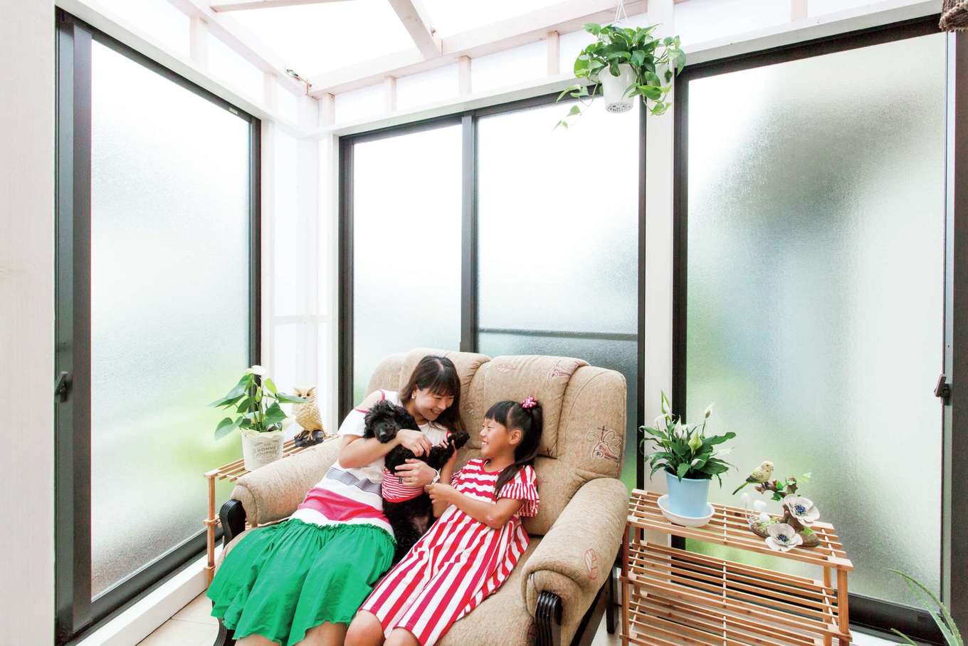 工藤建設【狭小住宅、省エネ、間取り】外からも出入りできる平行四辺形のサンルームは、奥さまが家事の合間に趣味を楽しめる憩いの空間