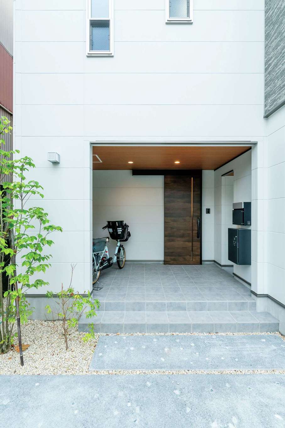 アイワホームサービス【デザイン住宅、屋上バルコニー、ガレージ】玄関前は自転車などを置ける十分なスペースを確保