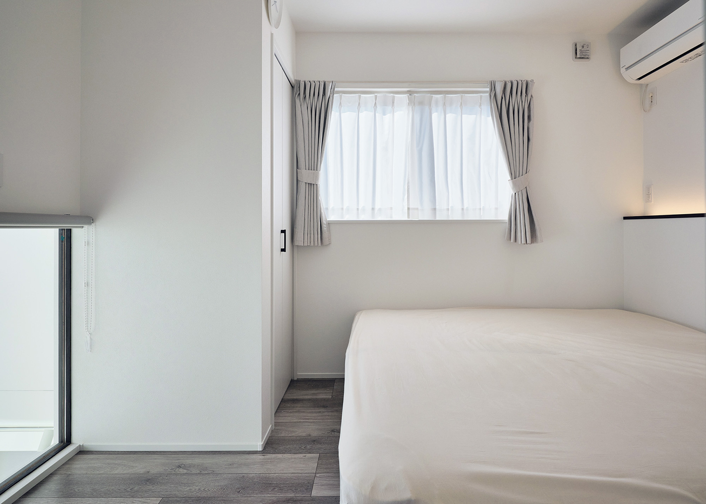 平屋建築ブルーハウス【デザイン住宅、間取り、ペット】広さ6畳の主寝室。間接照明の優しい光が眠りを誘う