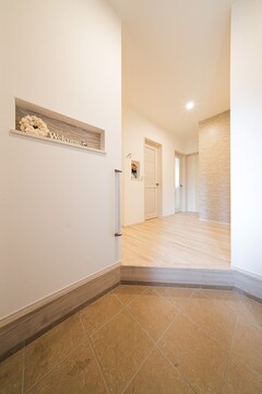 シンプルで落ち着きのある印象の玄関。玄関ホールから水回りに至る動線と、ファミリークローゼットとパントリーにつながる動線、そしてLDKに至る動線を設けてあり、全体を回遊できるようになっているため、家事ラクで日常生活もスムーズに！