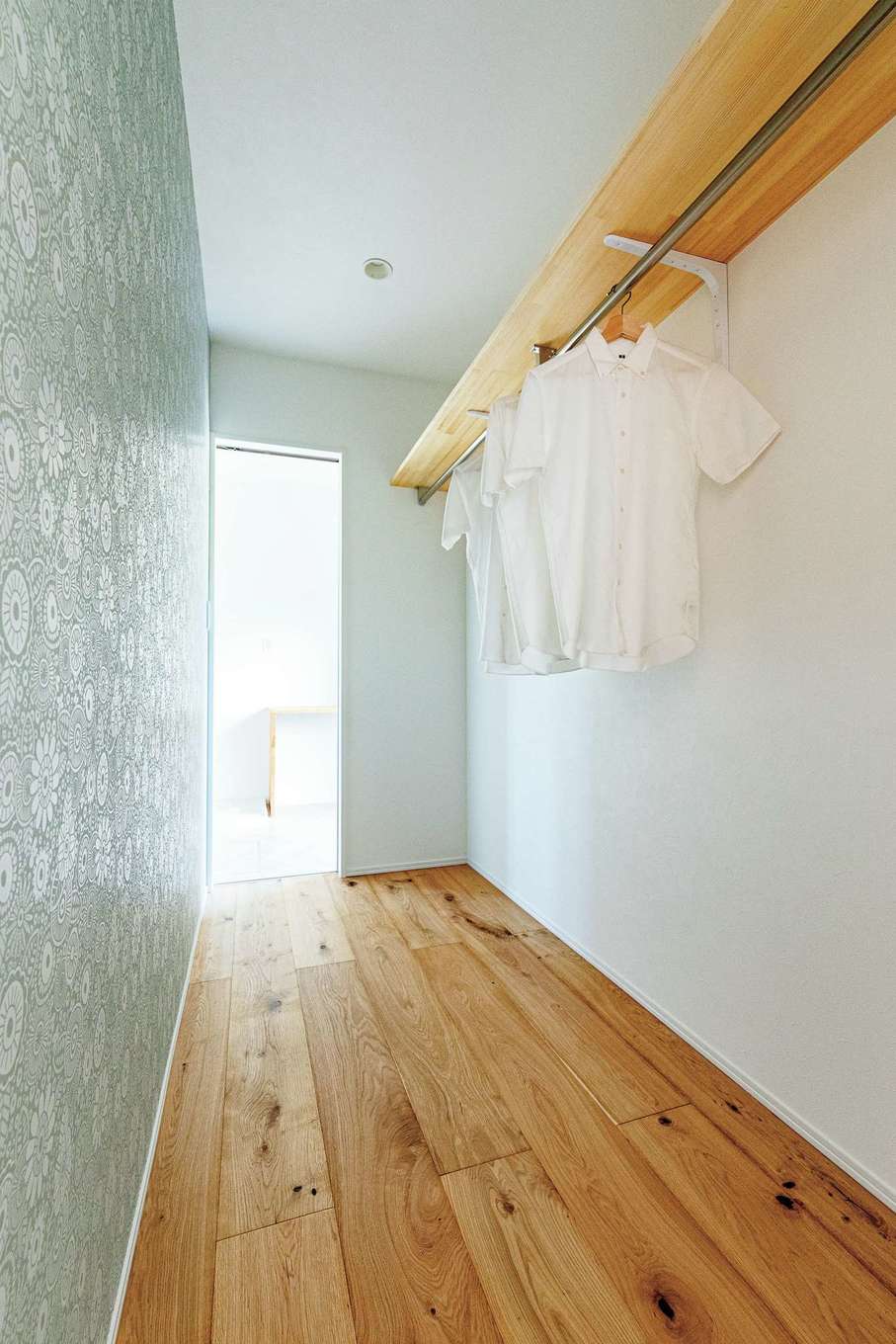 KUREKEN HAUS（榑林建設）【デザイン住宅、省エネ、間取り】ランドリールームとつながり、通り抜けもできるウォークイン。普段使いの衣類をここに収納することで、洗濯物を2階へ運ぶ手間を省くことができる