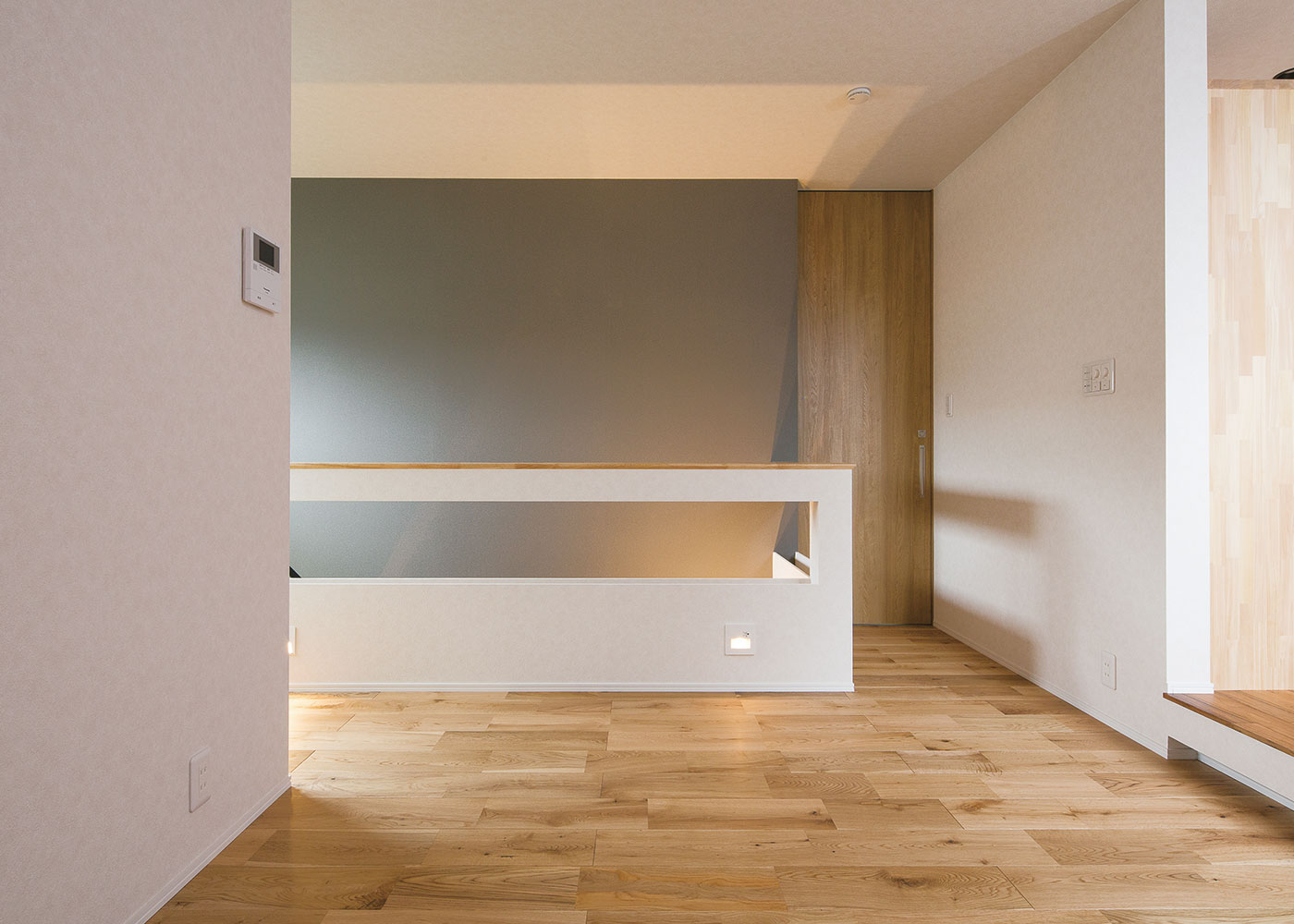 クラフトハウス【デザイン住宅、狭小住宅、建築家】階段の壁にすき間を設けることで空間にアクセントを