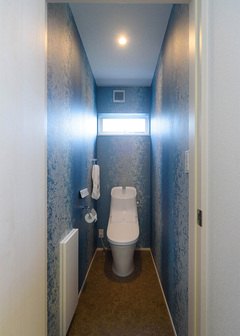 トイレは青い石目調のクロスを採用。ハイグレード感のある空間に