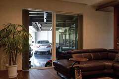 リビングは掃出窓を介してガレージと繋がっているので、常に愛車を眺めながらくつろげる