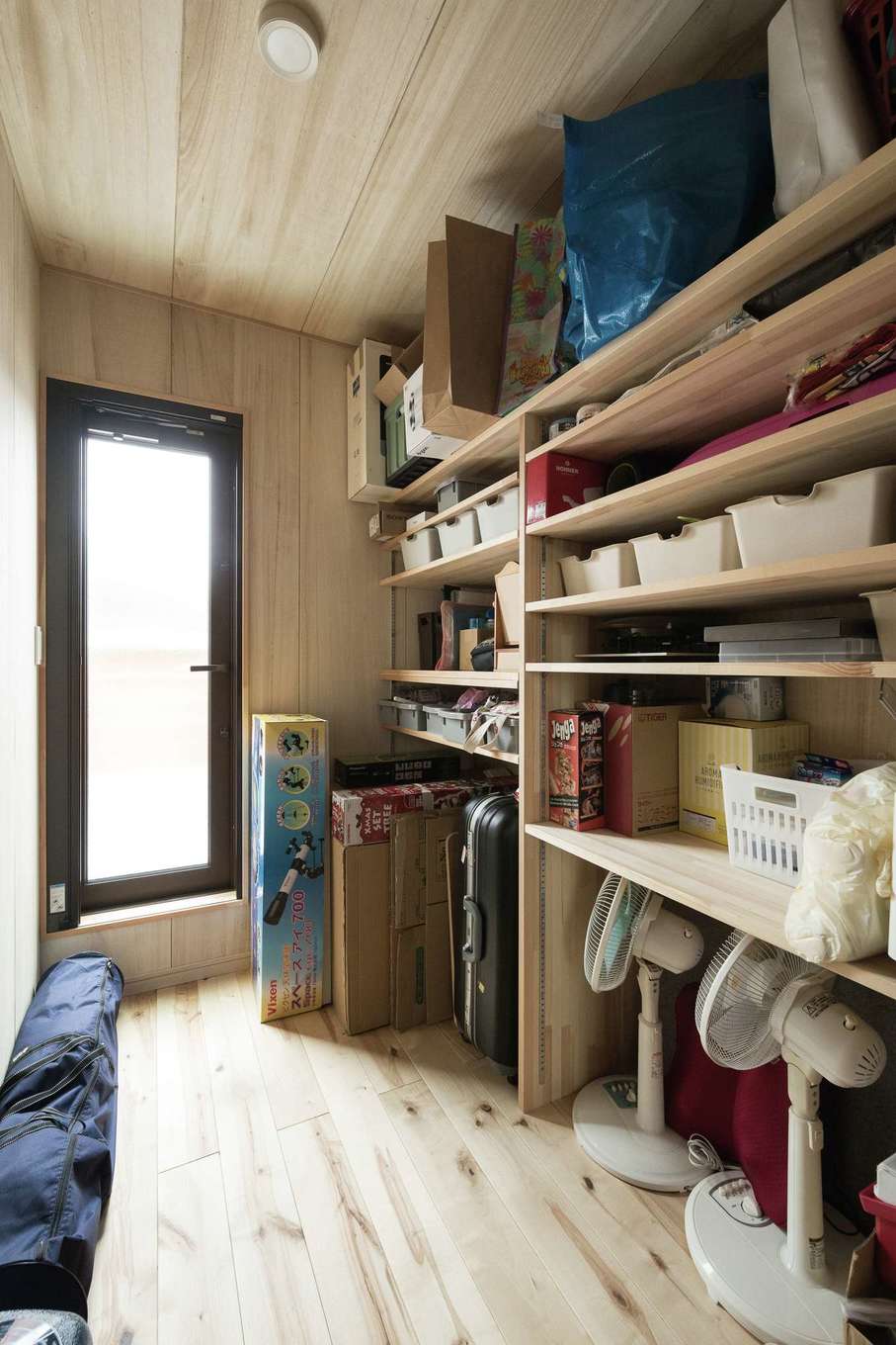 ワイズホーム【デザイン住宅、自然素材、省エネ】納戸の床、壁、天井は調湿や防虫効果のある桐材を使用