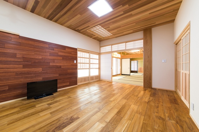 木の温もりを感じる和風モダンな空間。壁は耐久性の高いパッドック材がアクセントに、節の無いチーク床材が調和し、落ち着いた雰囲気を演出する。