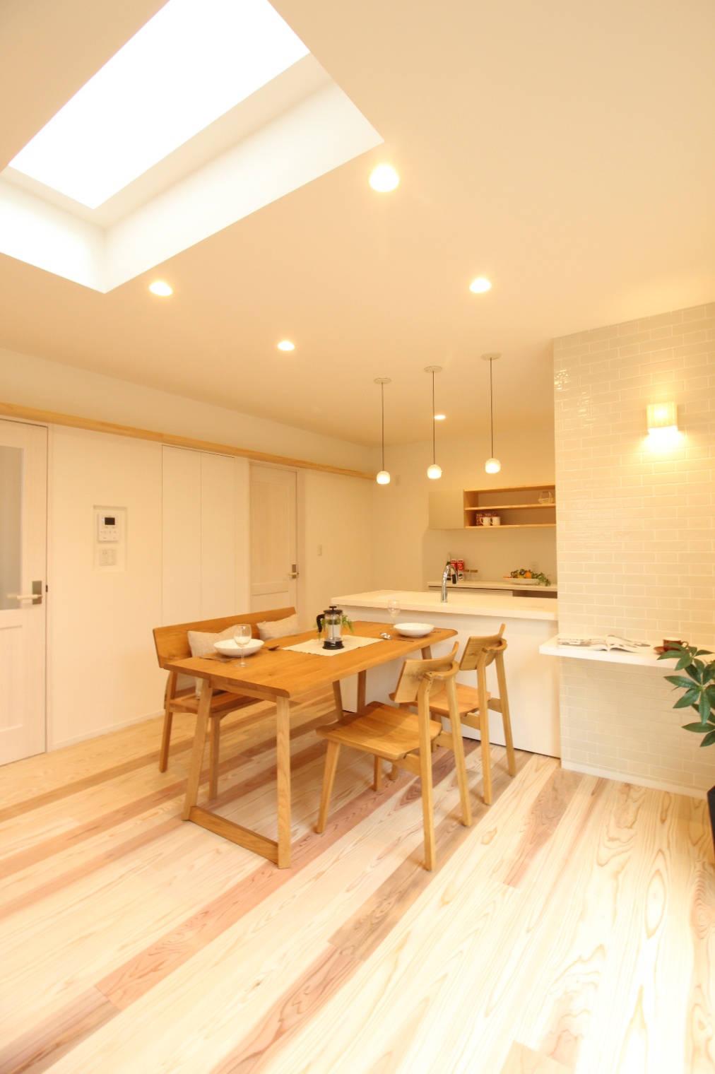 小野田産業～designers house project～｜キャットウォークを所々に造作したリビング。白×木目で明るいナチュラルな空間に天窓から明るい光が入る設計。