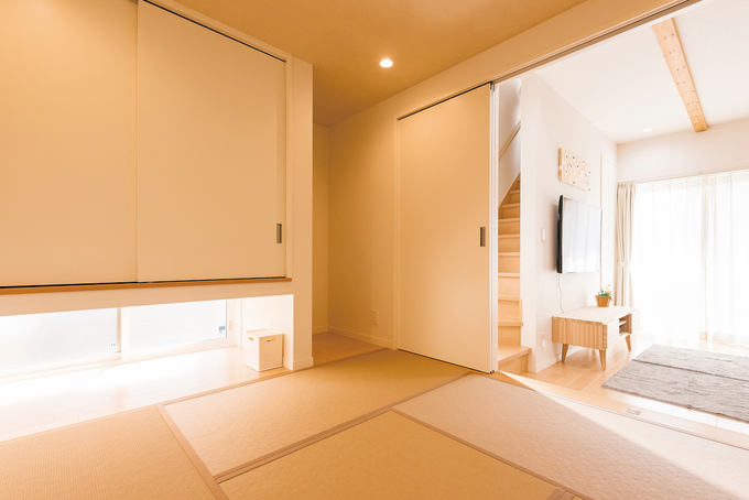 同社のインテリアコーディネーターのアドバイスを受け、畳の縁をベージュに。落ち着いた雰囲気が、LDKと絶妙に調和している