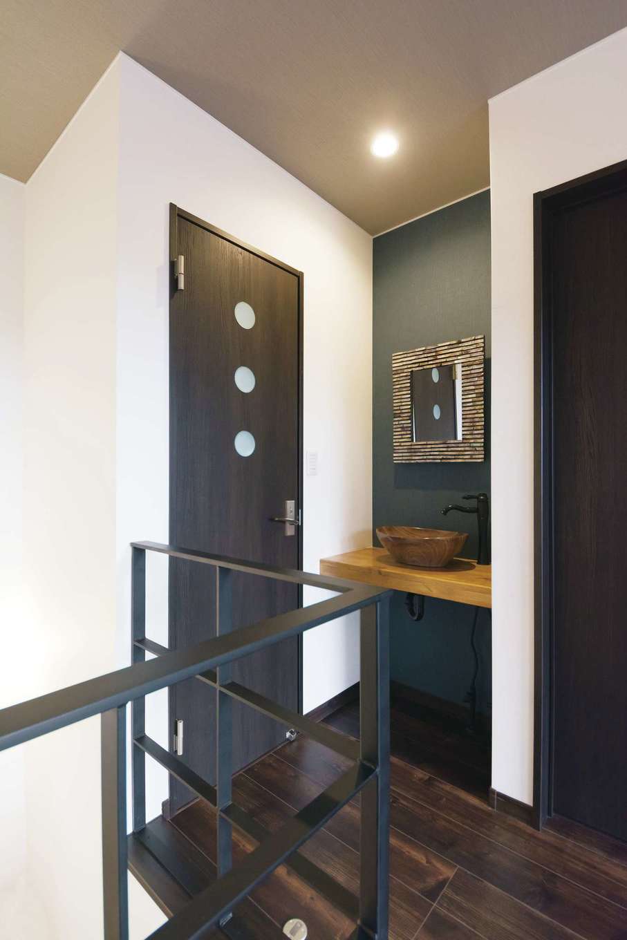 irohaco（アヴァンス）【デザイン住宅、趣味、インテリア】２階ホールの洗面台もご主人がDIY。長女を寝かしつけたあとの歯磨きはもちろん、バルコニーの掃除にも活躍