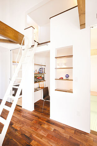完全に独立していない、適度な巣ごもり 感がいい。ロフトは収納のほか、趣味を楽 しむための空間として活用できる