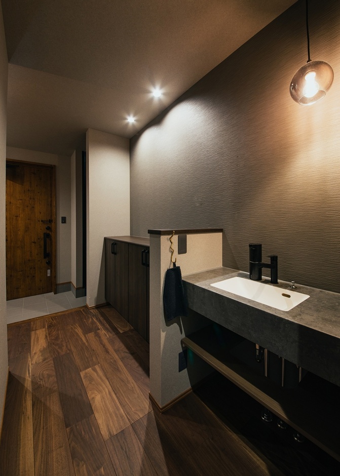 COOL＆モダンな雰囲気の玄関ホール。手洗いコーナーを造作し、リビングや子ども部屋にウイルスを持ち込まないようにした