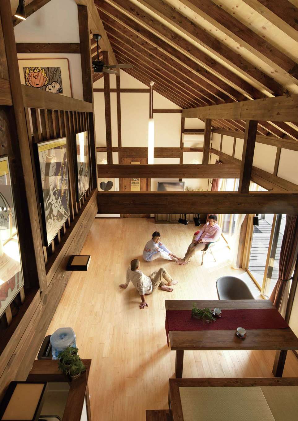 サイエンスホーム【趣味、自然素材、平屋】「真壁づくり」が、山小屋のような大らかさと、旅館のような和の風情をもたらす。ほっとする空間がリラックスを大きくし、団らんはあたたかなものになる