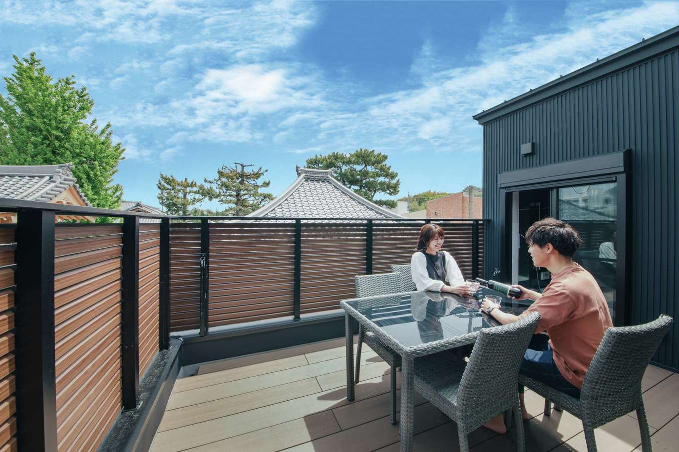 内田建設【デザイン住宅、二世帯住宅、建築家】浴室からもダイニングからもアクセスできるスカイバルコニーは、BBQや子どもの水遊びなどを楽しむアウトドアリビングとして重宝している。ウッドフェンスが視線をカットしつつ、光と風を通す