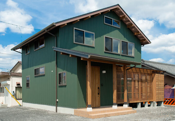 ガルバリウムの外壁。色は好みで自由に選択できる