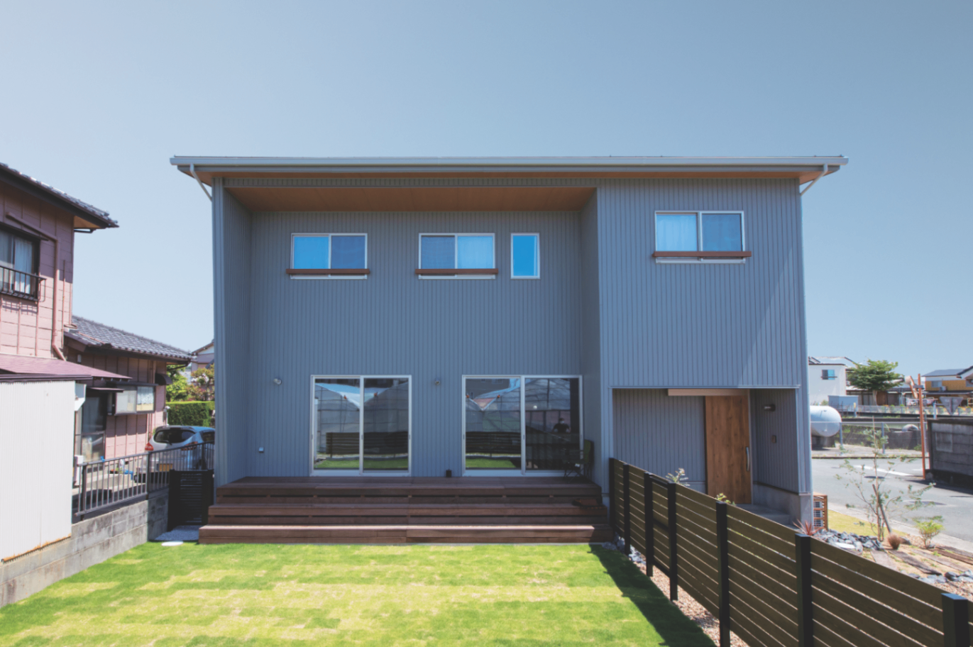 ひだまり工房【デザイン住宅、収納力、間取り】ブルーが混ざったようなグレーのニュアンスカラーを外壁に採用したお洒落な外観。窓の手すりや軒天井がアクセントとなっています。