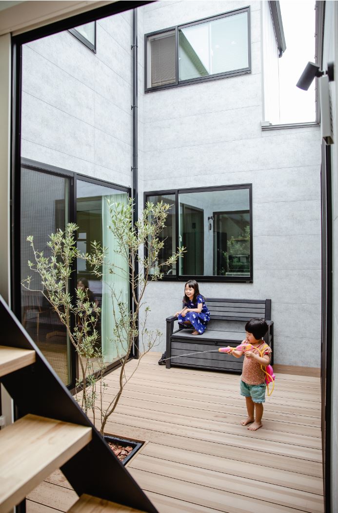 S.CONNECT（エスコネクト）【デザイン住宅、間取り、建築家】中庭は家族の大のお気に入り！住宅街にあって、プライベートな庭空間を確保できた