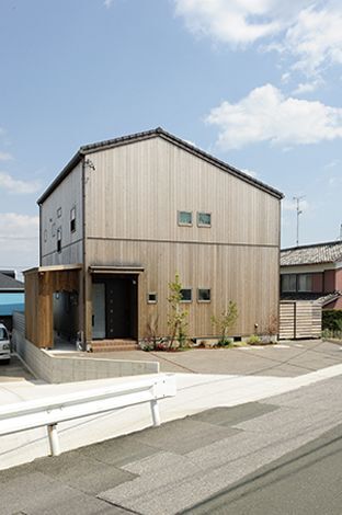 杉板張りの外壁。通りに面した西側は窓を小さくして目線を遮る