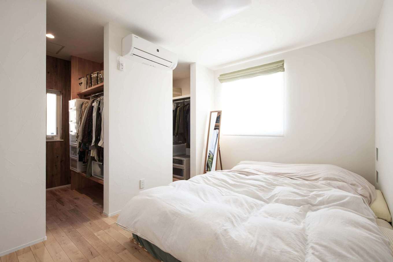 平屋建築ブルーハウス【デザイン住宅、子育て、平屋】主寝室は水回りに隣接し、朝晩の動線がスムーズに。ウォークインクローゼットも2部屋に区切って広々と確保したため、夫妻の衣類や荷物を区別して収納できる