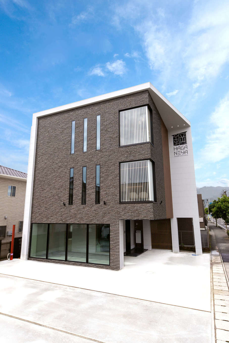 建築システム（狭小住宅専門店）【静岡市駿河区東新田3-2-27・モデルハウス】通りからも目を引く外観。家全体を取り囲むようなフレームのあるデザインや、エントランスのオーバーハング、コーナーの大きな窓は重量鉄骨ならではの強靱な躯体が可能にしている