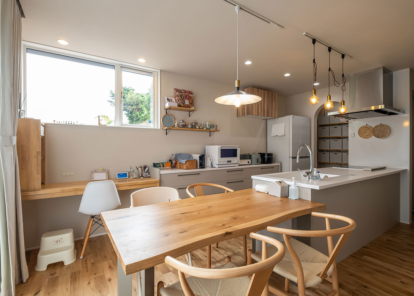 R＋house御殿場（岳南建設）【趣味、間取り、建築家】キッチン横付けのダイニングは奥さまの希望で。玄関ホールとパントリー経由の2way動線が便利