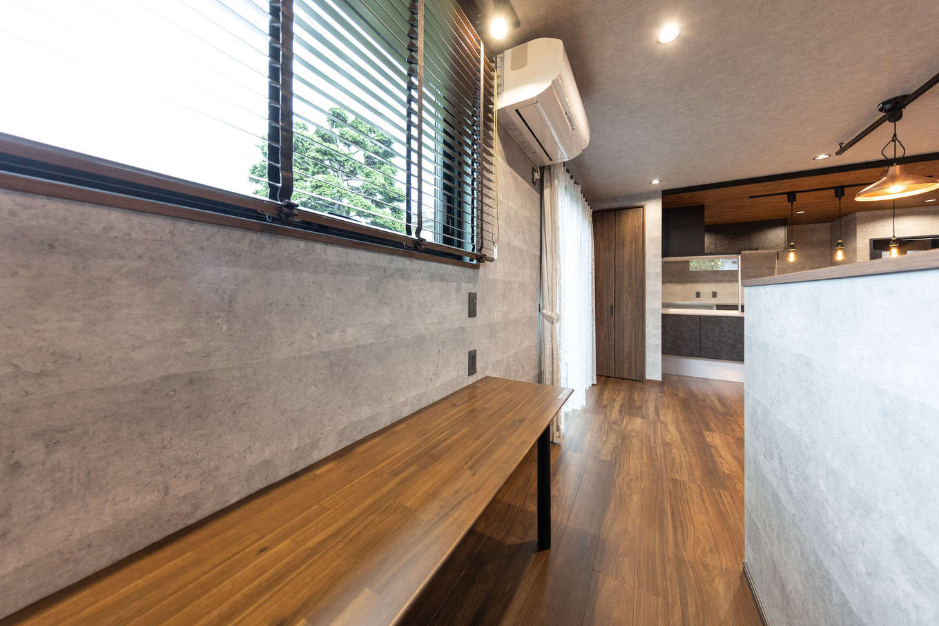 渡辺建設【デザイン住宅、収納力、省エネ】リビングの一角に設けたスタディコーナー。ソファの高さに合わせて腰壁を作り、緩やかにゾーニングした。キッチンから目が届くので、親も子どもたちも安心