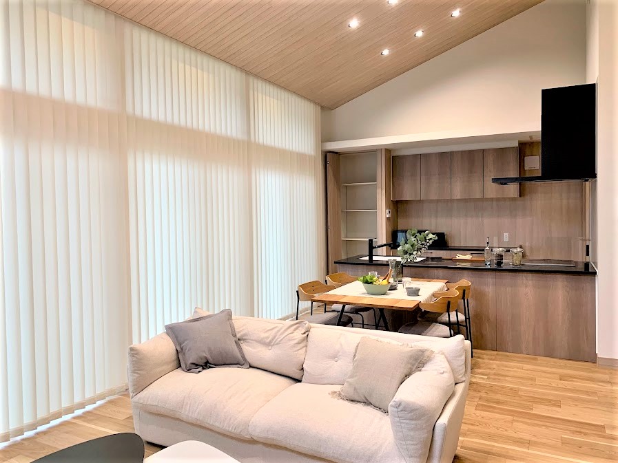 ミサワホーム静岡【収納力、平屋、スキップフロア】南側の大開口サッシ、高窓、勾配天井が、明るく開放感あふれるリビングダイニングを叶えた