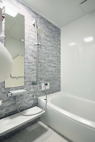清潔感のある白とグレー系の石面調タイルが、上品な明るさを醸す浴室