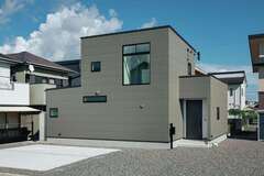 旗竿地に建つS邸。外観は濃いめのグレーでスタイリッシュにデザインされ、隣家との視線が気にならないように窓も計画的に配置している