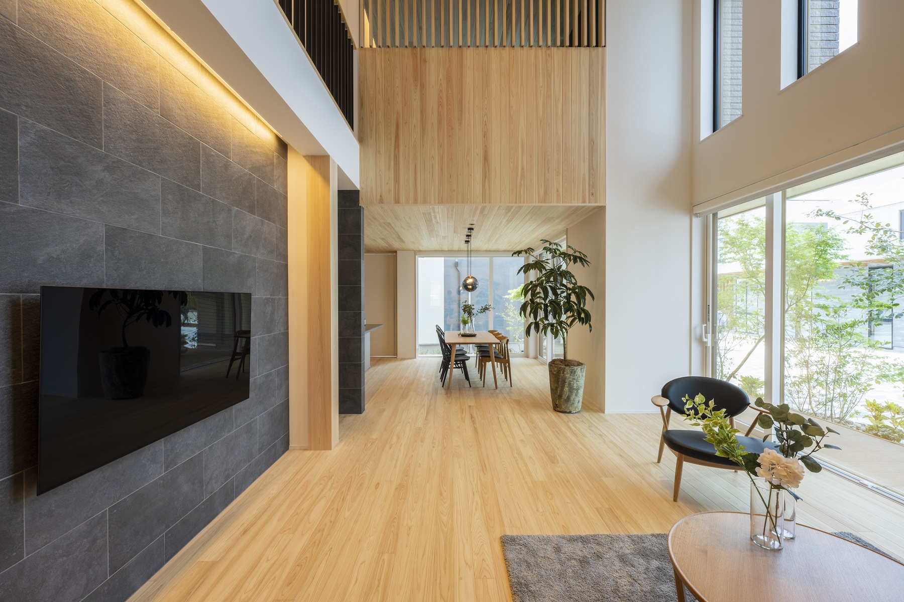 日本ハウスホールディングス 岐阜｜吹き抜けと大きな窓があるLDK。開放感あふれる空間で、自然光が豊かに差し込む心地よいリビングダイニング。