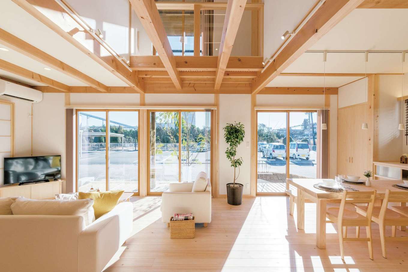 福工房【富士市今井348-4 SBSマイホームセンター富士展示場・モデルハウス】吹き抜けのリビングは太陽の光が降り注ぐ、明るく開放的な空間。玄関からリビング、キッチンからリビング背面の廊下を通って玄関へと、回れる動線の便利さは現場で歩いてみるとよくわかる