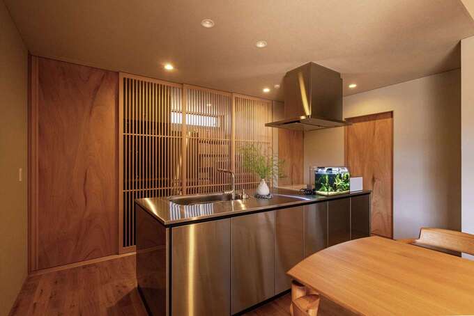 キッチン背面のパントリー仕切りには高級感ある格子扉を採用