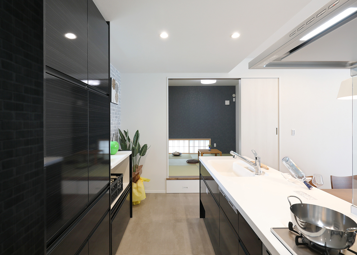 丸昇彦坂建設【デザイン住宅、和風、間取り】キッチン横へ畳コーナーを設置し、お子さんが遊んでいるのを近くで見ながら料理ができ安心