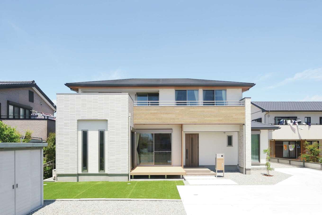 丸昇彦坂建設【デザイン住宅、子育て、間取り】シンプルモダンなデザインをベースに、サイディングのバリエーションで変化を付けた外観