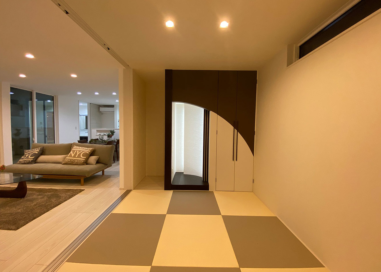 Touch House（タッチハウス）【デザイン住宅、夫婦で暮らす、間取り】リビング横にある和室はモノトーンで統一。床の間と収納に曲線を生かしたデザインを施し、モダンな和空間を演出している