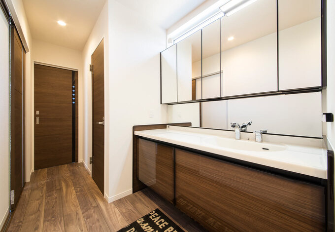 1階の廊下に設置した洗面スペース。忙しい朝でも夫婦でラクラク並べる