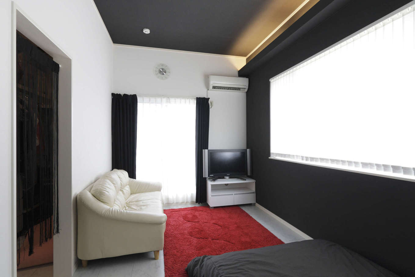 吉川住建【1000万円台、デザイン住宅、建築家】ワイドスパンの大きな窓と天井高3mの大空間で、広々とした開放感を感じられる主寝室。家具のセレクトもおしゃれ