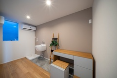 二階に設けたランドリールームには、スロップシンクやtripオリジナルのカウンターを設置。日常の家事がスムーズになり、暮らしに心地よいゆとりを与える。