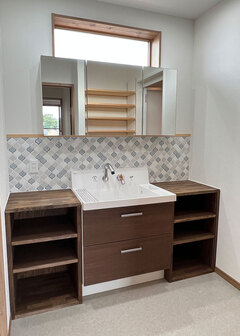 造作と既成品を組み合わせ、空間の雰囲気・使いやすさ・コストのバランスのいい洗面台が完成。来客も使うため、ランドリールームと分離させ、手早くキレイな状態に