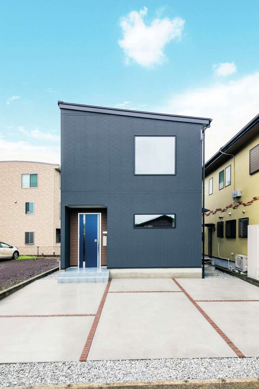アフターホーム【1000万円台、夫婦で暮らす、ペット】シンプルモダンなデザインが素敵な外観。大きな窓からたっぷりの光が降り注ぎ、室内は冬も暖かい。ソーラーパネル搭載により、低燃費で豊かな暮らしが楽しめる