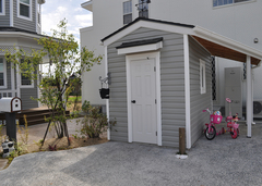 同じ敷地内にある倉庫。屋根にアイアンの風見鶏を設置。母屋と同じデザイン、色、素材でつくり統一感を出した